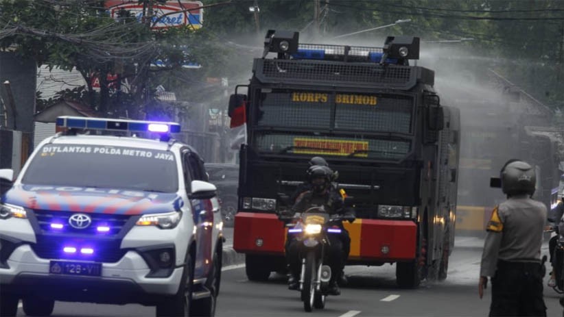 Polisi Kerahkan Mobil Water Canon ke Petamburan, Semprot Cairan Disinfektan - Bagian 1