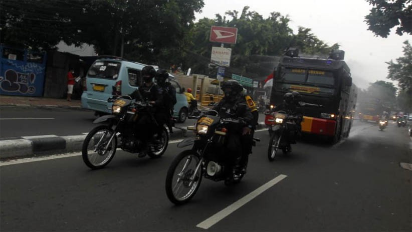 Polisi Kerahkan Mobil Water Canon ke Petamburan, Semprot Cairan Disinfektan - Bagian 3