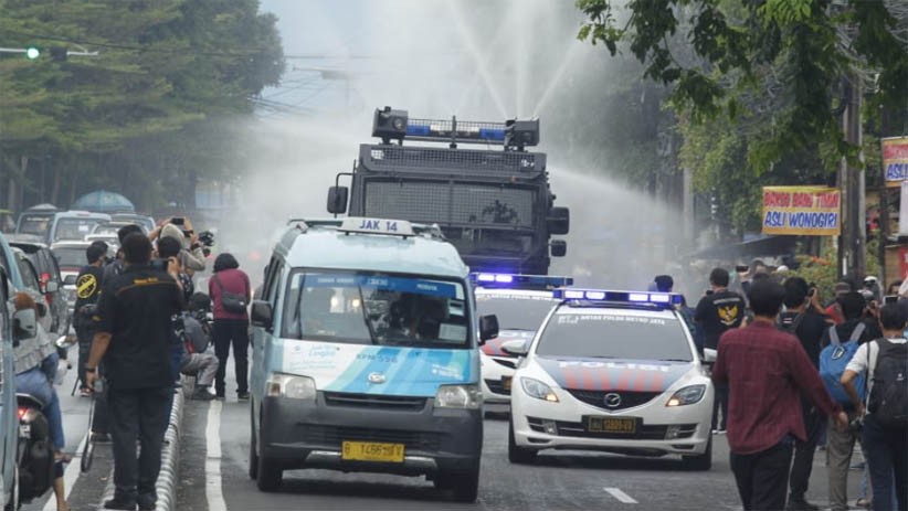 Polisi Kerahkan Mobil Water Canon ke Petamburan, Semprot Cairan Disinfektan - Bagian 4