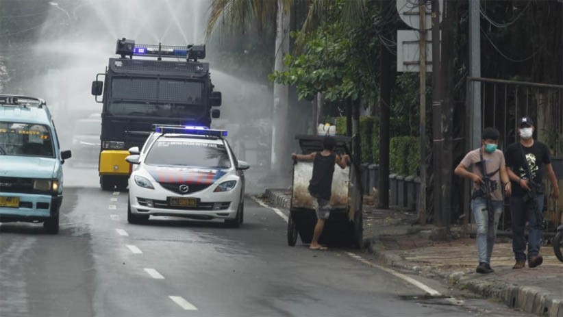 Polisi Kerahkan Mobil Water Canon ke Petamburan, Semprot Cairan Disinfektan - Bagian 2