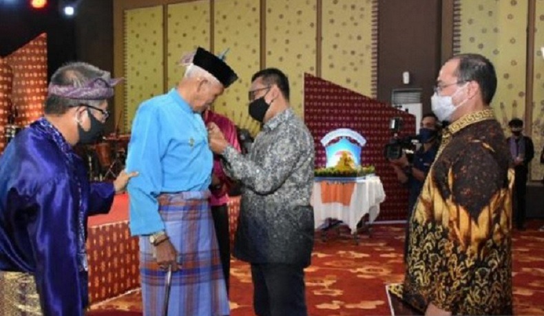 Lestarikan Budaya Melayu, Budayawan Babel Datuk Ibnu Hadjar Raih ...