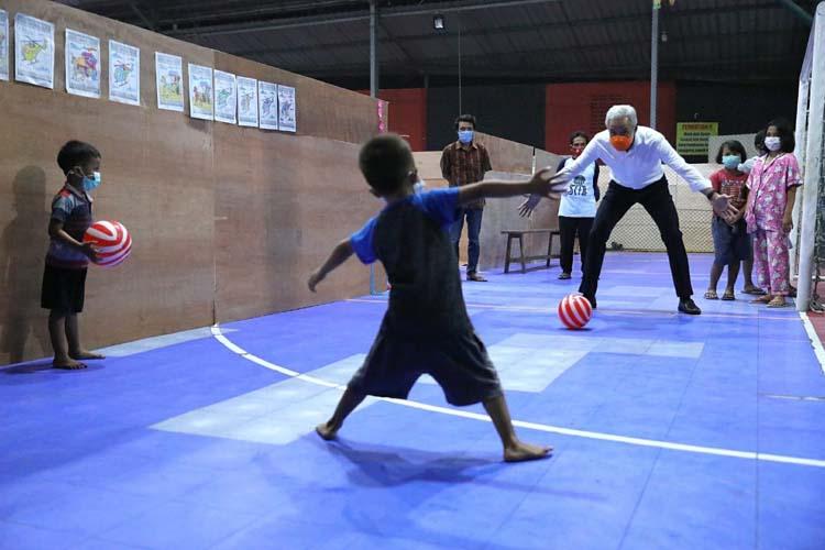  Serunya Bocah-Bocah Pengungsi Merapi Bermain Bola dengan Ganjar Pranowo