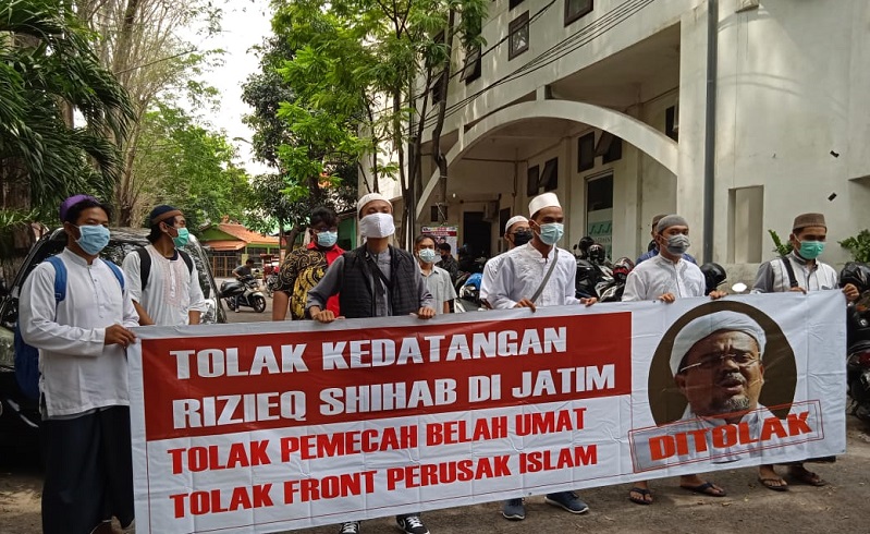 Tolak Habib Rizieq, Massa Aliansi Cinta NKRI Surabaya Siap Mengadang