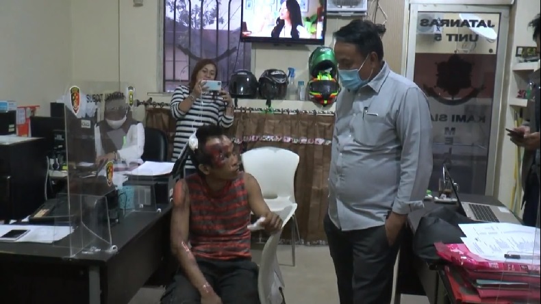 Jambret Apes Diamuk Massa usai Tabrak Mobil Polisi, Motor Pelaku Dipereteli Warga