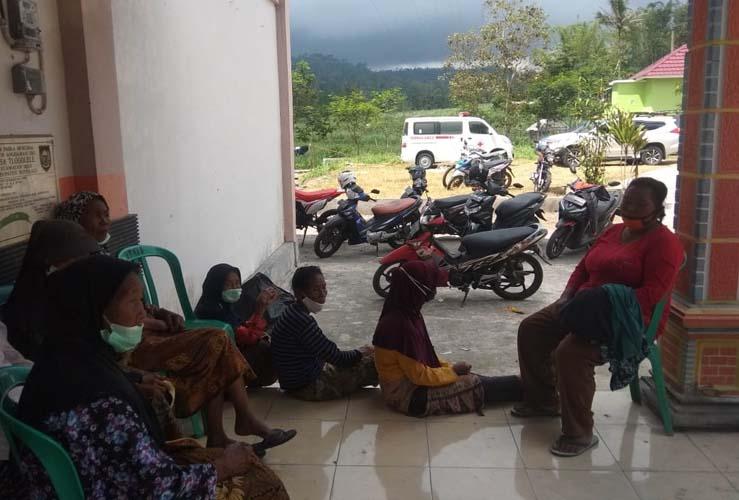  Keluh Kesah Pengungsi Merapi di Posko Pengungsian Desa Tlogolele Boyolali