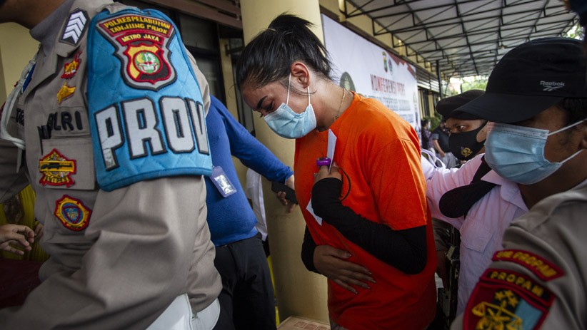 Penampakan Millen Cyrus Pakai Baju Tahanan Narkoba - Bagian 2