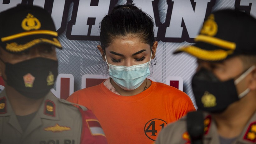 Penampakan Millen Cyrus Pakai Baju Tahanan Narkoba - Bagian 3