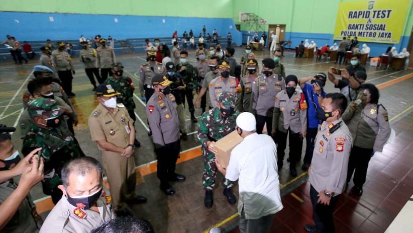 Kapolda Metro Jaya Tinjau Rapid Test Massal dan Bakti Sosial - Bagian 4