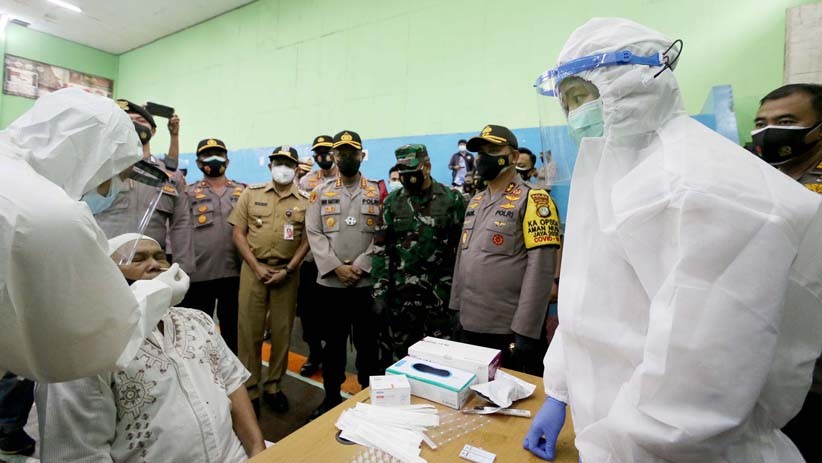 Kapolda Metro Jaya Tinjau Rapid Test Massal dan Bakti Sosial - Bagian 1