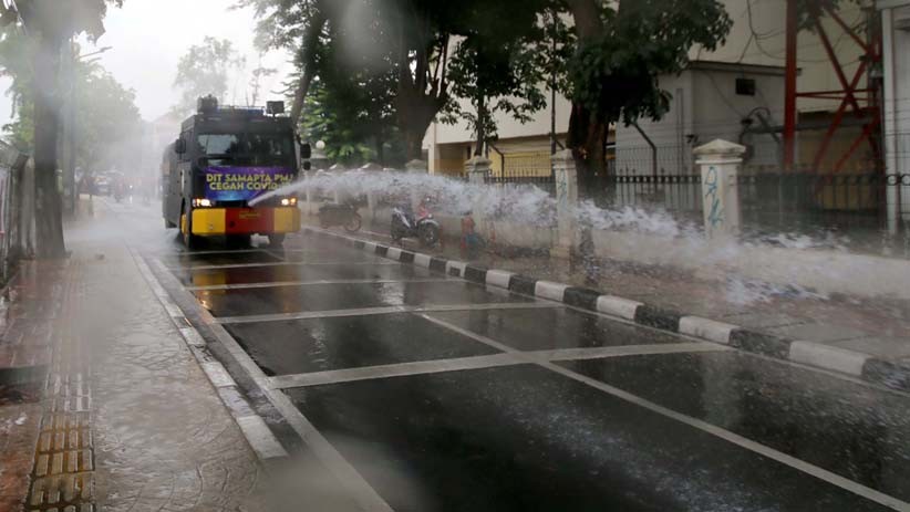 Mobil Water Canon Semprot Cairan Disinfektan di Tebet - Bagian 2