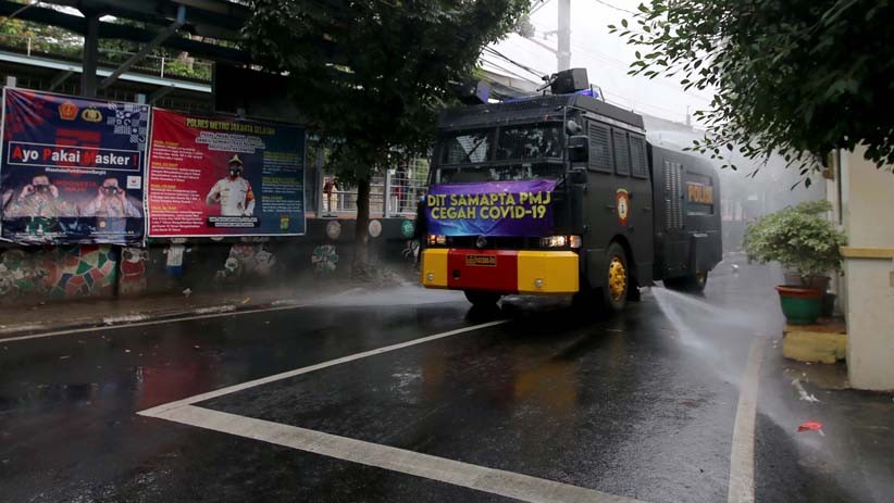 Mobil Water Canon Semprot Cairan Disinfektan di Tebet - Bagian 3