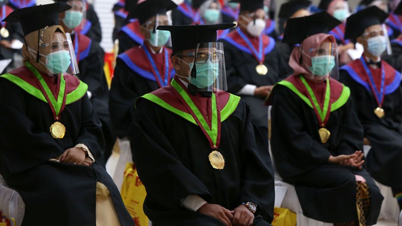 1.138 Lulusan UM Surabaya Ikuti Prosesi Wisuda dengan Protokol Kesehatan Ketat - Bagian 3