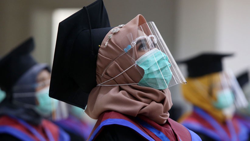1.138 Lulusan UM Surabaya Ikuti Prosesi Wisuda dengan Protokol Kesehatan Ketat - Bagian 2