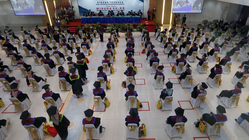 1.138 Lulusan UM Surabaya Ikuti Prosesi Wisuda dengan Protokol Kesehatan Ketat - Bagian 1