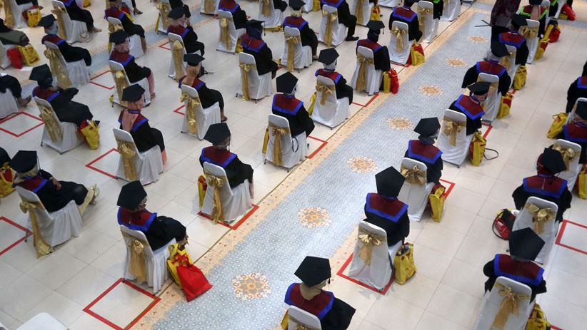 1.138 Lulusan UM Surabaya Ikuti Prosesi Wisuda dengan Protokol Kesehatan Ketat - Bagian 4