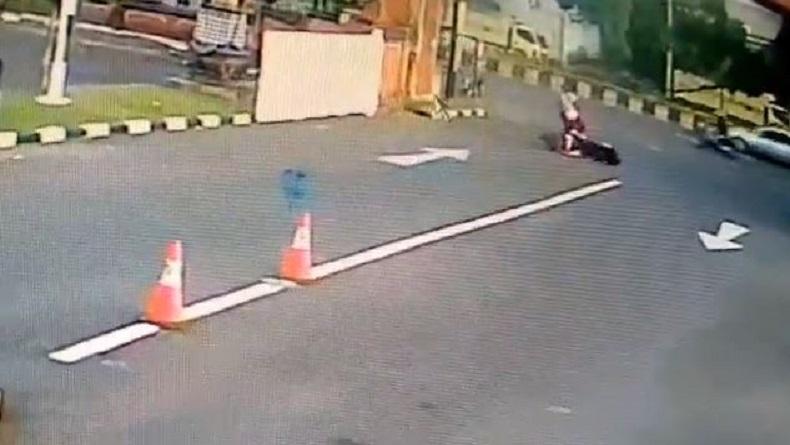 Viral, Turis Asing di Denpasar Kejar Penjambret HP sampai Terjatuh dari Motor