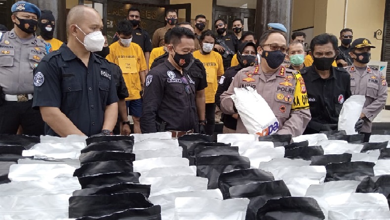 Polrestabes Bandung Gerebek Pabrik Rumahan, Sita 150 Kg Tembakau Gorilla Kualitas Super