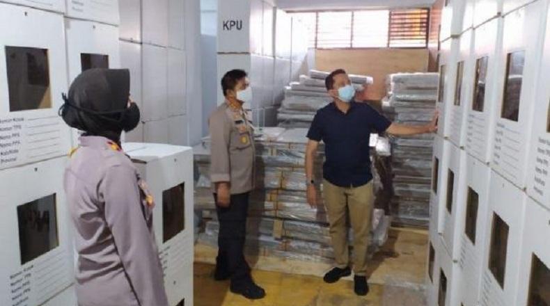 Cek Logistik Pilkada di Gudang KPU, Kapolres Kotamobagu Pastikan soal Pengamanan