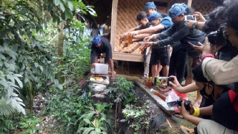 Lembaga Adat Masyarakat Suku Badui Musnahkan Madu Palsu