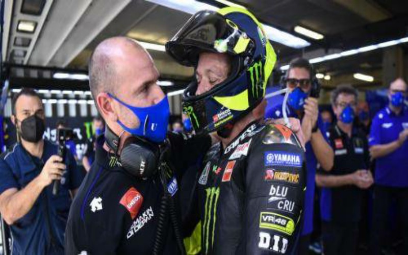 Momen Haru Perpisahan Valentino Rossi dan Monster Energy Yamaha