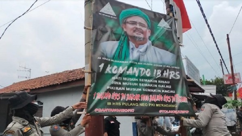 Baliho Tak Berizin di Bandung Dibersihkan Termasuk yang Bergambar Habib Rizieq
