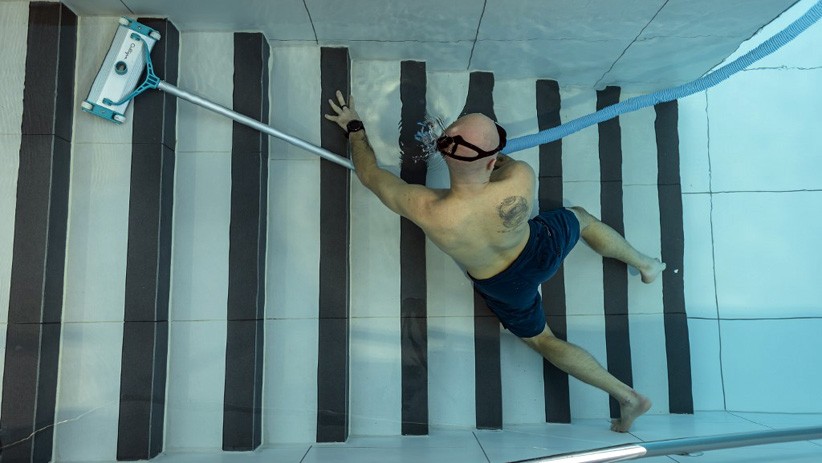 Kolam Renang Terdalam di Dunia, Ada Bangkai Kapal Kecil - Bagian 5