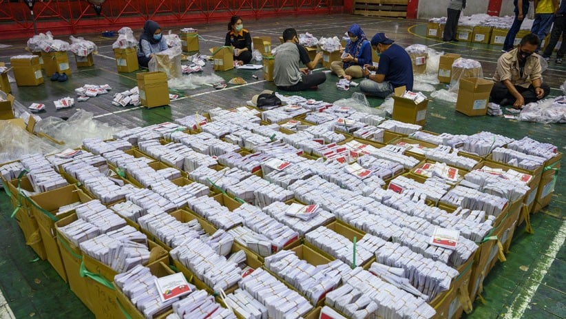 KPU Libatkan 100 Mahasiswa Bantu Lipat Surat Suara Pilkada Palu - Bagian 1