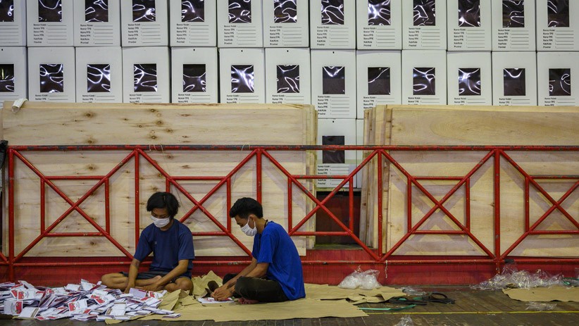 KPU Libatkan 100 Mahasiswa Bantu Lipat Surat Suara Pilkada Palu - Bagian 3