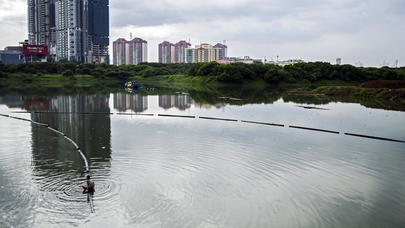 Antisipasi Banjir Jakarta, Lumpur Waduk Ria Rio Dikeruk - Bagian 2