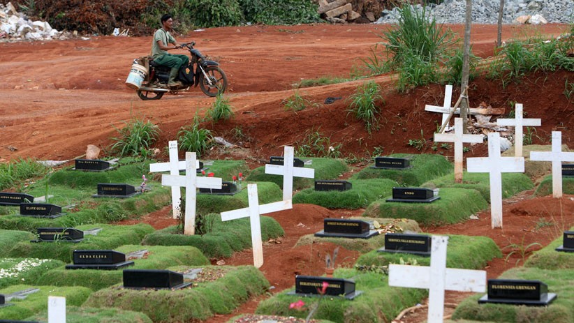 Perawatan Makam Korban Virus Corona di TPU Pondok Ranggon - Bagian 4