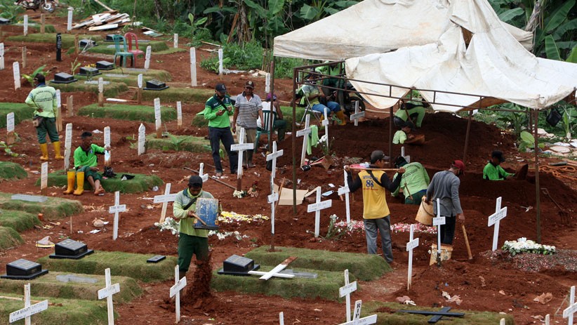 Perawatan Makam Korban Virus Corona di TPU Pondok Ranggon - Bagian 3