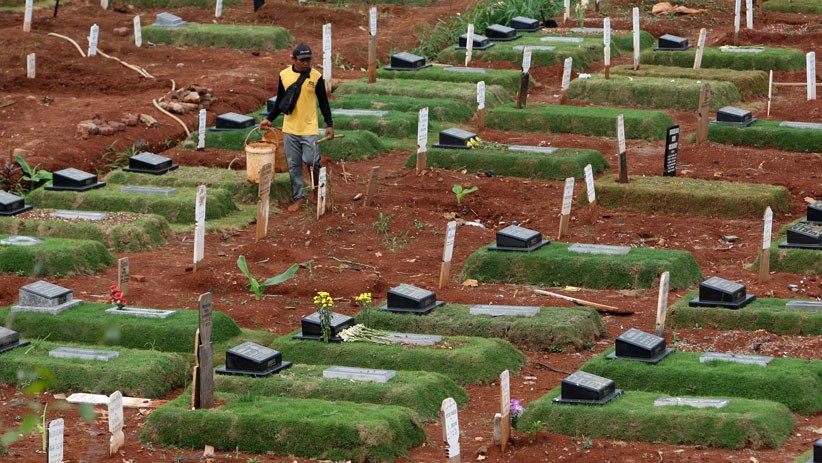 Perawatan Makam Korban Virus Corona di TPU Pondok Ranggon - Bagian 2