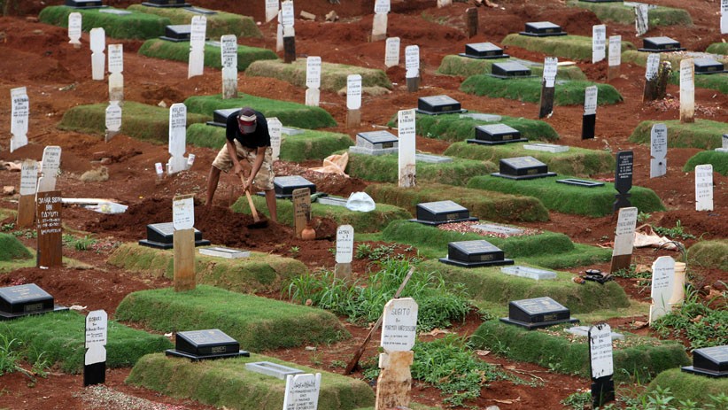 Perawatan Makam Korban Virus Corona di TPU Pondok Ranggon - Bagian 1