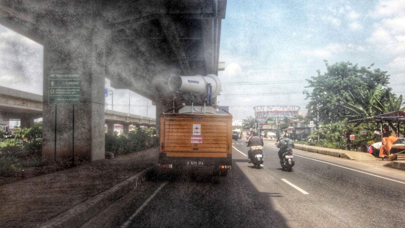 Penyemprotan Cairan Disinfektan di Jalanan Jakarta Terus Berlanjut - Bagian 5
