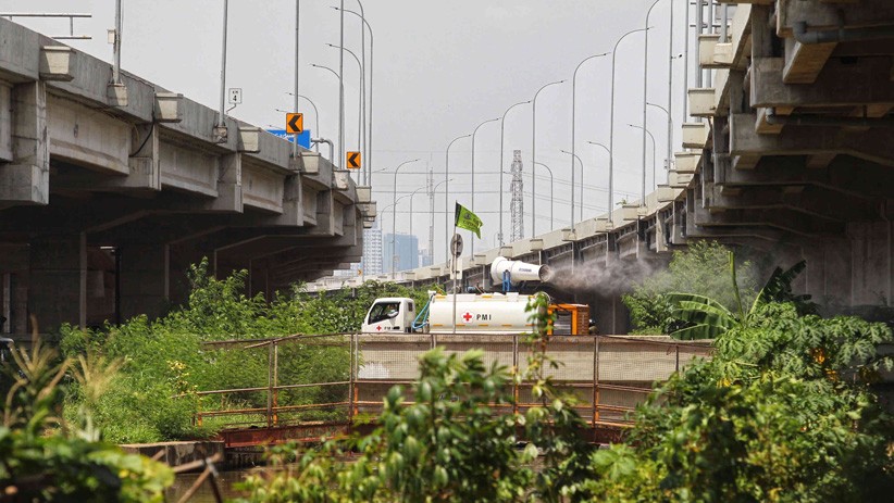 Penyemprotan Cairan Disinfektan di Jalanan Jakarta Terus Berlanjut - Bagian 1