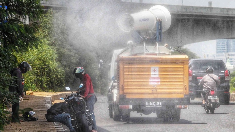 Penyemprotan Cairan Disinfektan di Jalanan Jakarta Terus Berlanjut - Bagian 3