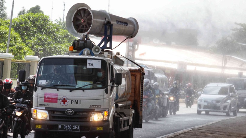 Penyemprotan Cairan Disinfektan di Jalanan Jakarta Terus Berlanjut - Bagian 2