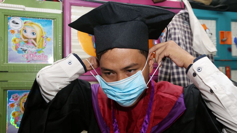 Potret Pria Tunadaksa Asal Madura Raih Gelar Sarjana Hukum UM Surabaya - Bagian 2