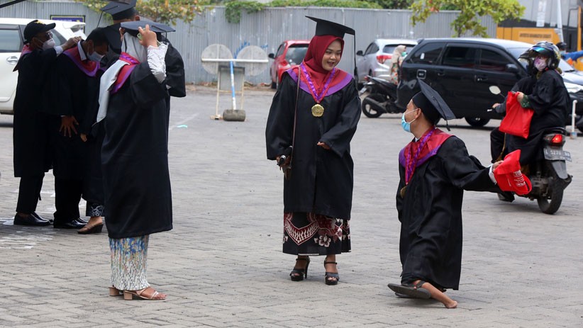 Potret Pria Tunadaksa Asal Madura Raih Gelar Sarjana Hukum UM Surabaya - Bagian 4