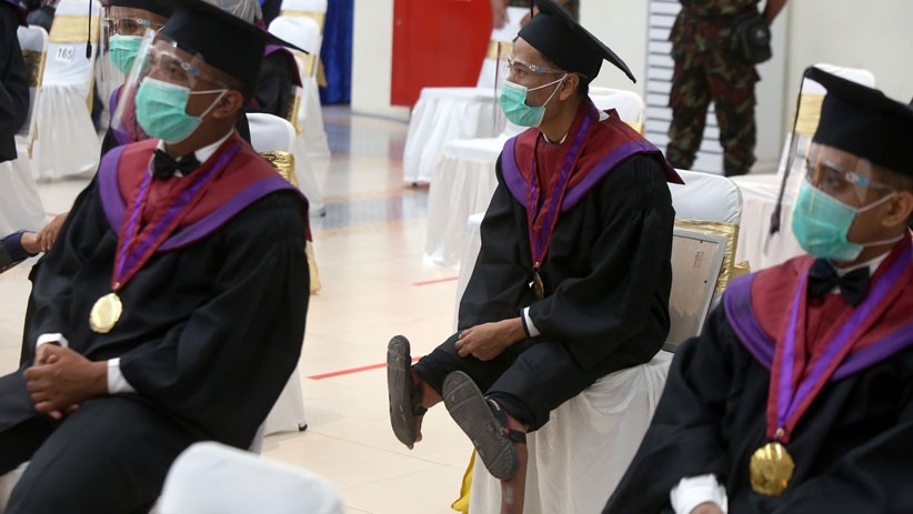 Potret Pria Tunadaksa Asal Madura Raih Gelar Sarjana Hukum UM Surabaya - Bagian 5