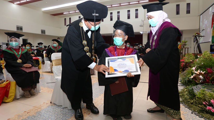 Potret Pria Tunadaksa Asal Madura Raih Gelar Sarjana Hukum UM Surabaya - Bagian 6