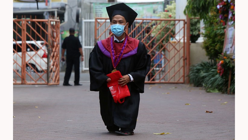 Potret Pria Tunadaksa Asal Madura Raih Gelar Sarjana Hukum UM Surabaya - Bagian 1