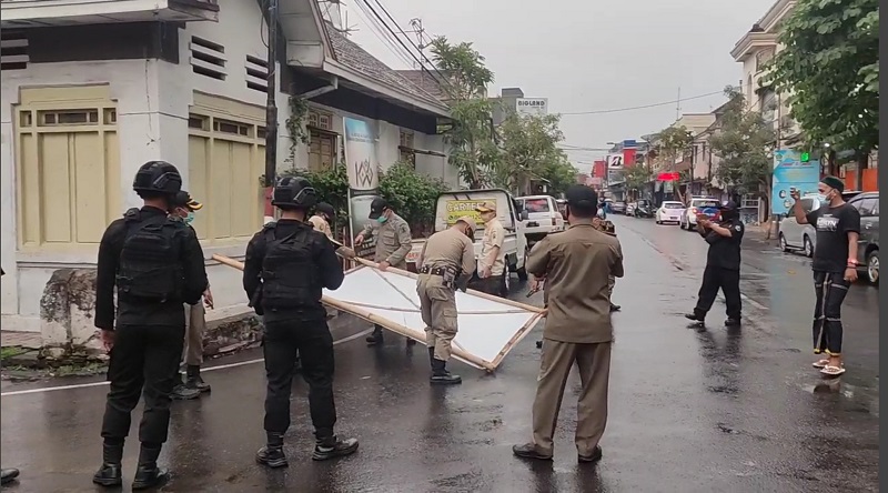 Turunkan Baliho Habib Rizieq di Kota Malang, Satpol PP Dikawal TNI-Polri