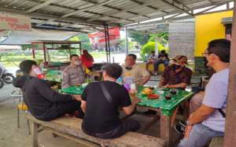 Punya Cara Asyik, Bhabinkamtibmas di Banjarbaru Pilih Imbau Prokes di Warung Kopi