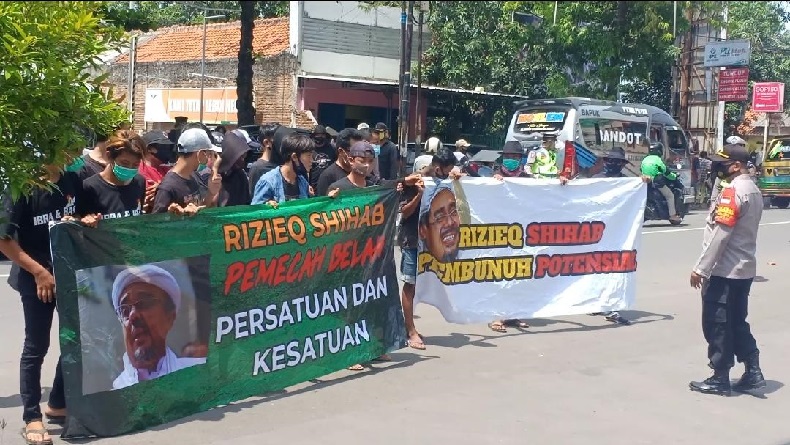 Penolakan Kehadiran Habib Rizieq di Jawa Barat Meluas, Massa FPMIB Bakar Spanduk