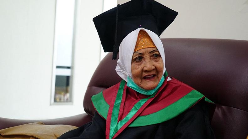 Chamimmah Adik Kandung Wapres Ke 6 Try Sutrisno Lulus S1 Di Usia 78 Tahun Bagian 1