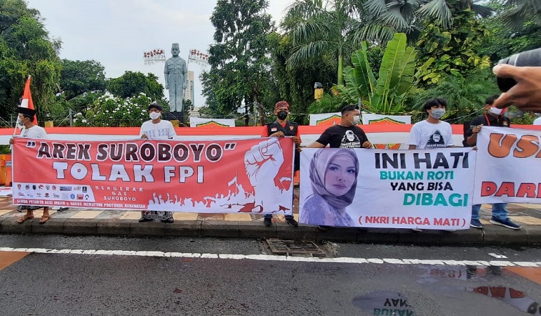 Nikita Mirzani Berhijab di Aksi Menolak Habib Rizieq, Pendemo: Simbol Perlawanan