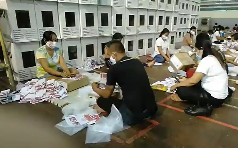 Pekerja Terdampak Covid-19 di Karangasem Alih Profesi Jadi Pelipat Surat Suara