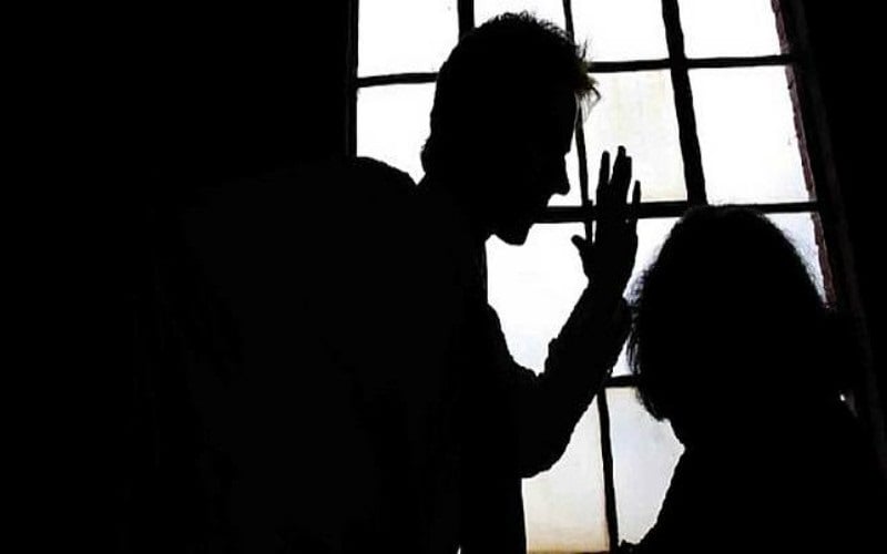 Tak Terima Ditegur, Suami di Manado Lempar Istri dengan Kursi lalu Menganiayanya