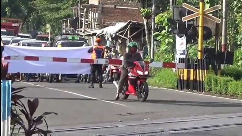 title Kecelakaan KA di Wilayah Daops 9 Jember Didominasi Pengendara yang Terobos Palang Pintu Kecelakaan KA di Wilayah Daops 9 Jember Didominasi Pengendara yang Terobos Palang Pintu